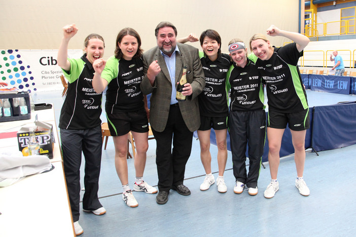 BTTV-Präsident Claus Wagner ließ es sich nehmen, mit den erfolgreichen Langweiderinnen Larisa Stancu, Martina Erhardsberger, Aya Umemura, Katrin Meyerhöfer und Katharina Schneider (von links) zu feiern. Fotos: Hilmar Glatter