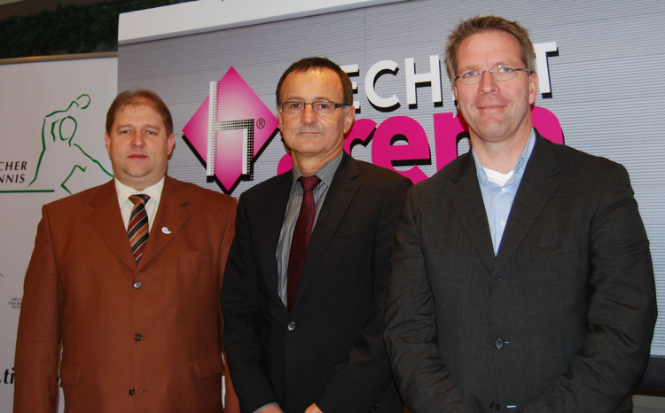 Freuen sich schon auf die deutschen Titelkämpfe im März in der Stechert Arena Bamberg (von links): BTTV-Vizepräsident Gunther Czepera, Horst Feulner von der Bamberg Congress + Event GmbH und DTTB-Sportdirektor Dirk Schimmelpfennig. Foto: DTTB