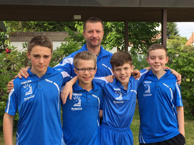 Das BTTV-Siegerteam der B1-Schüler mit Coach Zsolt Hollo.