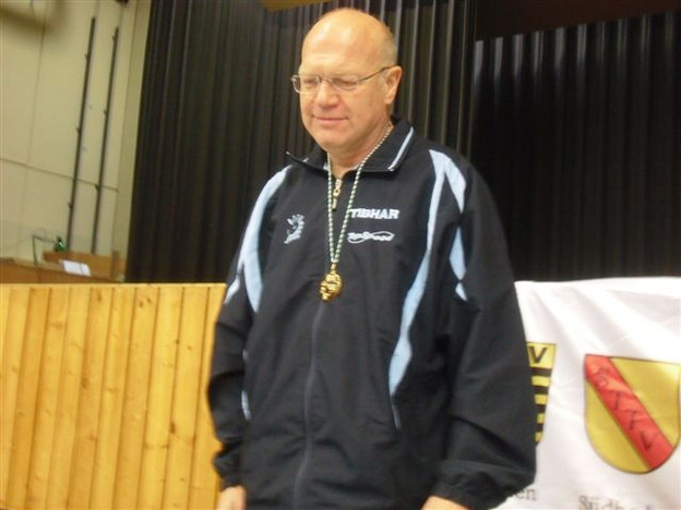 Detlef Siewert (SV Weißblau Allianz München) wurde süddeutscher Champion im Einzel und im Mixed der Senioren 65