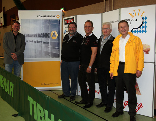 BTTV-Geschäftsführer Dr. Carsten Matthias, BTTV-Präsident Claus Wagner, Commerzbank-Vertreter Andreas Graul (Abteilungsdirektor Bayern Süd), Schwabens TT-Bezirksvorsitzender Johann Fischer und Helmut Grob (Mitglied der Commerzbank Geschäftsleitung Ba