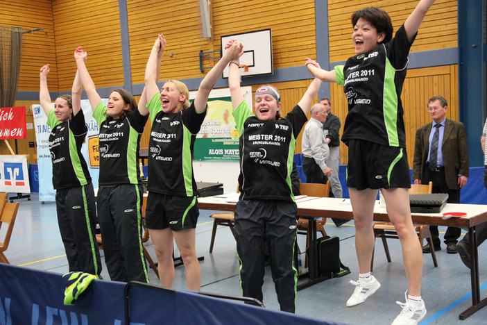 "So seh´n Sieger aus...": Ausgelassen feierten Larisa Stancu, Martina Erhardsberger, Katharina Schneider, Katrin Meyerhöfer und Aya Umemura die Meisterschaft in der 2. Bundesliga Süd.