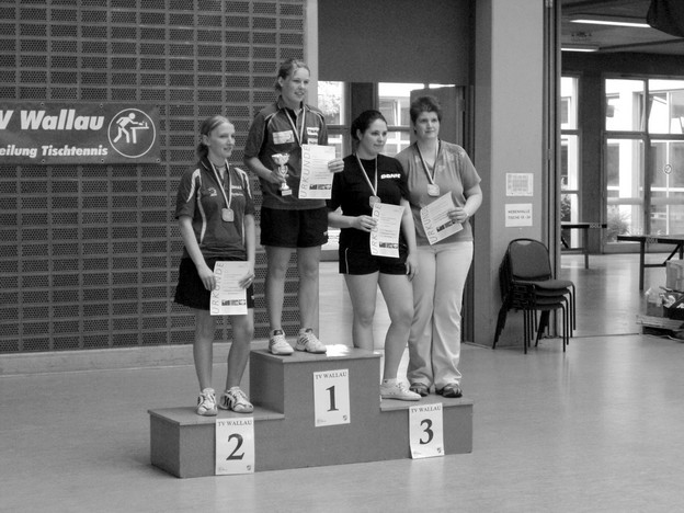 Lisa Böhmländer (Zweite von links) sicherte sich den deutschen Titel bei den Damen A in Rüsselsheim, Manuela Bienek (links) wurde Vizemeisterin Fotos: Uli Schimmel