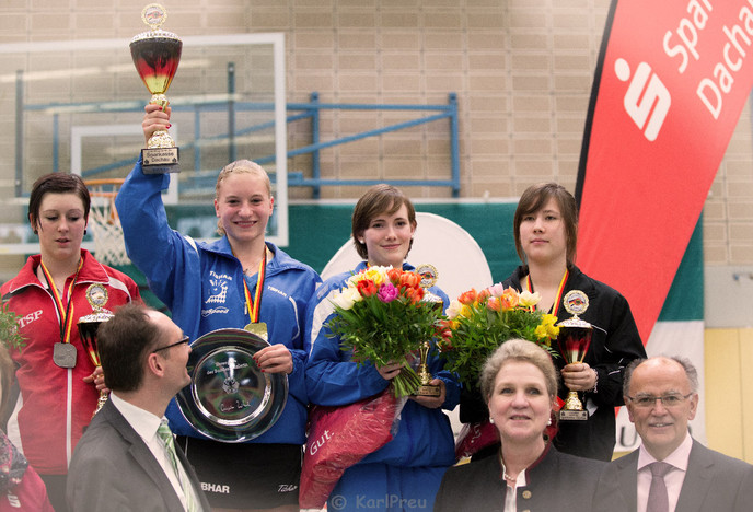 Siegerehrung im Mädchen-Einzel mit der bayerischen Siegerin Chantal Mantz und Bronze-Gewinnerin Eva-Maria Maier. Foto: Karl Georg Preu