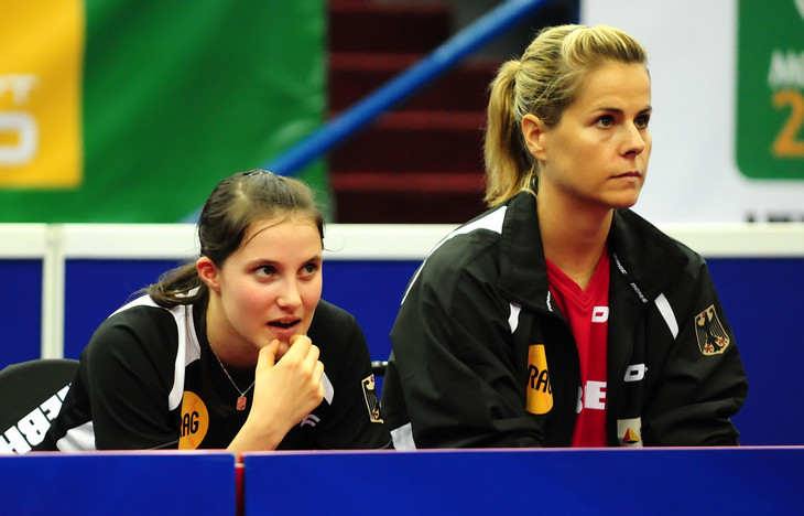 Jugendlicher Elan und Routine machten den deutschen Sieg in Linz perfekt: Sabine Winter (links) und Elke Schall holten nach dem Überraschungssieg von Zhenqi Barthel die restlichen Zähler für das DTTB-Team Foto: Manfred Schillings