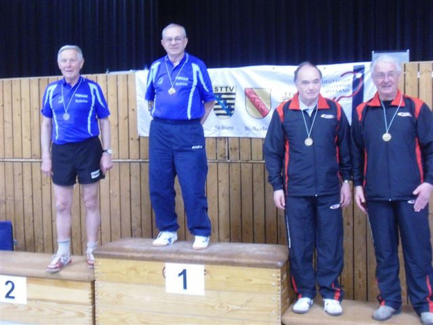 Bayerischer Triumph bei den Senioren 75: Heiner Koula (TuS Bad Aibling/links) wurde Zweiter und Erich Buchner (SpVgg Diepersdorf/Zweiter von links) gewann den Titel