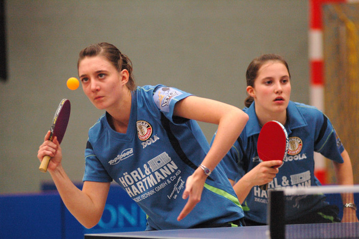 Auf seine Jung-Nationalspielerinnen Kathrin Mühlbach (links) und Sabine Winter setzt der TSV Schwabhausen auch 2011/12.