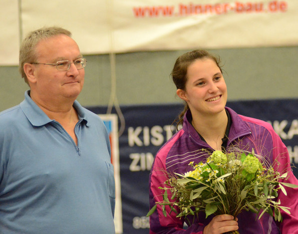 TSV-Klubchef Helmut Pfeil überreichte der scheidenden Sabine Winter einen Strauß Blumen (Foto: Nils Rack).