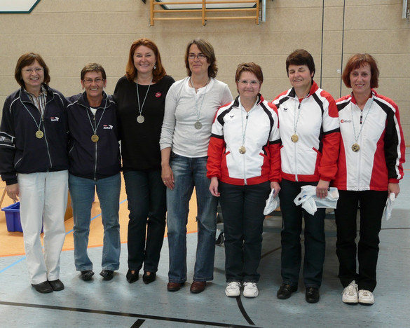 Der TTC Neunkirchen (Bildmitte) wurde süddeutscher Vizemeister der Seniorinnen 50, die SpVgg Greuther Fürth (links) belegte den dritten Rang