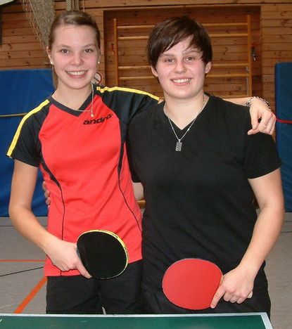 Bei der A-Klasse der Damen dominierten Johanna Antes von der DJK Weingarts (links) und Julia Drummer vom SV Gößweinstein. Gemeinsam wurden beide Doppelsieger, Antes siegte im Einzel vor Drummer. Drummer wiederum gewann mit Marius Zaus den Mixed-Wettbew