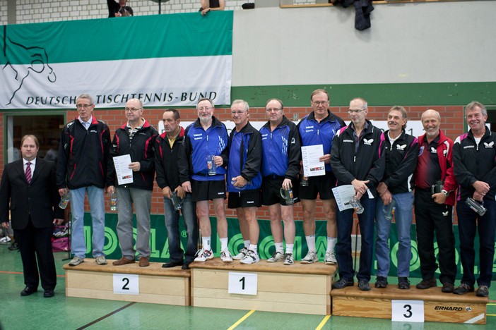 BTTV-Vizepräsident Sport, Gunther Czepera, durfte der bayerischen Herren-Auswahl zum Sieg gratulieren. Foto: Jochen Scheller