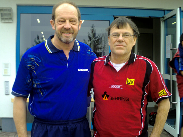 Der für den gastgebenden FC Nordhalben spielende Gerhard Wachter (links), der bei den Behinderten aber für den BSV München antritt, holte sich in der heimischen Nordwaldhalle die Titel im Einzel und im Doppel mit Günter Wernz (rechts).