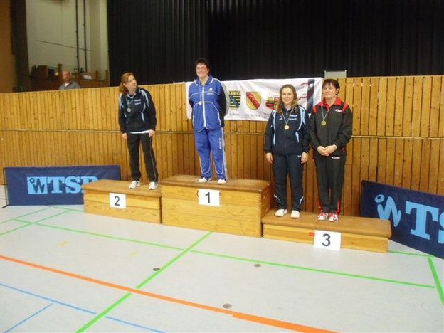 Mit Claudia Piccu (SpVgg Greuther Fürth/links) und Gerti Dietrich (DJK SB Regesnburg/Zweite von rechts) standen gleich zwei BTTV-Spielerinnen bei den Seniorinnen 40 auf dem Siegertreppchen