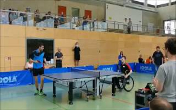 Duell: Einer der besten Rollstuhl-Tischtennisspieler gegen Regionalligamann